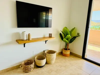 Una televisión o centro de entretenimiento en Altos de Vera I- Vistas increíbles al campo de golf de Valle del Este