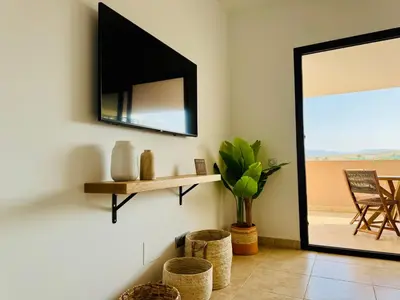 Una televisión o centro de entretenimiento en Altos de Vera II- Ático con vistas espectaculares al campo de golf Valle del Este