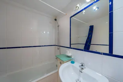 Un baño de Puri y Lucia