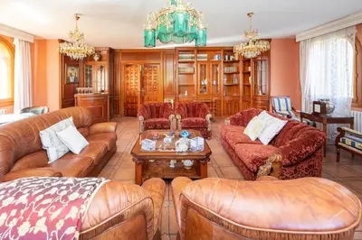 Zona de estar de Maravilloso chalet con piscina en Baza