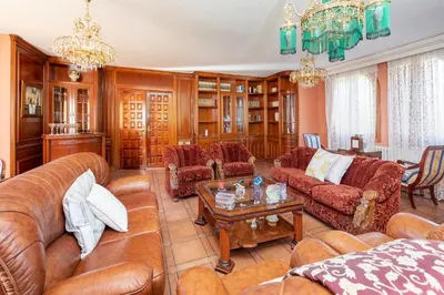 Zona de estar de Maravilloso chalet con piscina en Baza