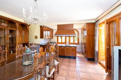 Una cocina o zona de cocina en Maravilloso chalet con piscina en Baza