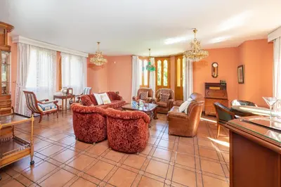 Zona de estar de Maravilloso chalet con piscina en Baza