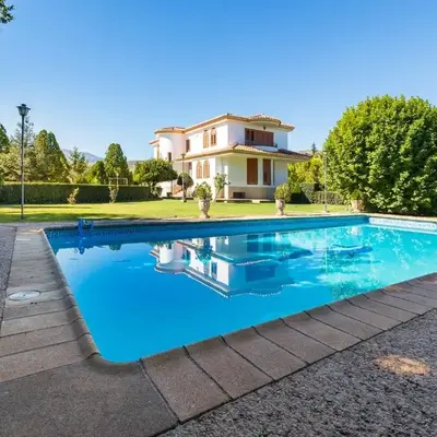 Maravilloso chalet con piscina en Baza