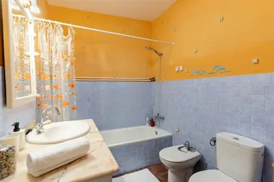 Un baño de Blue House I Pool I Art I BBQ I Peace I Relax