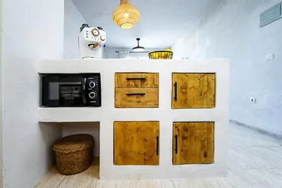 Una cocina o zona de cocina en Aire Mediterráneo - Apartamento a 80 metros del Paseo Marítimo, WIFI, AC