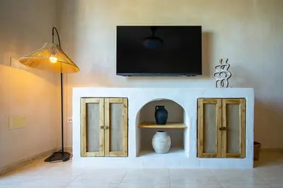 Una televisión o centro de entretenimiento en Aire Mediterráneo - Apartamento a 80 metros del Paseo Marítimo, WIFI, AC