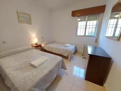 Cama o camas de una habitación en Casa rural Alborania con jardín, aparcamiento, tranquilo, entre el mar y el desierto