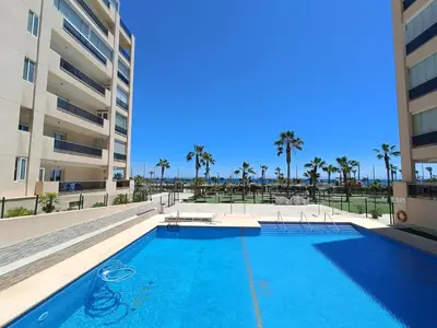 Piscina en o cerca de Mar y Sal 8, 1º Línea de playa, 2 hab, terraza con vistas al mar y garaje