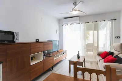 Una televisión o centro de entretenimiento en Apartamento con terraza a pie de playa en Mojacar
