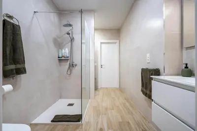 Un baño de Elegante loft en Almería con zona de trabajo