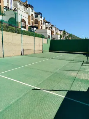 Instalaciones para jugar a tenis o squash en Ático premium con vistas al mar y a la laguna del Salar o alrededores