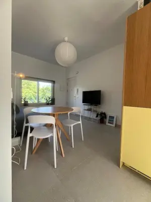 Una televisión o centro de entretenimiento en Downtown stylish apartment
