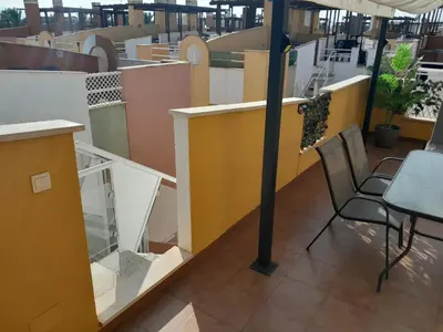 Un restaurante o sitio para comer en Preciso atico con jacuzzi en Laguna Beach