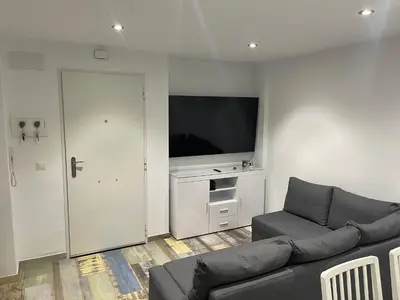 Una televisión o centro de entretenimiento en Apartamento Urba Roquetas