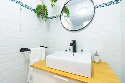 Un baño de La Brisa del Levante con parking - By Aloha Palma