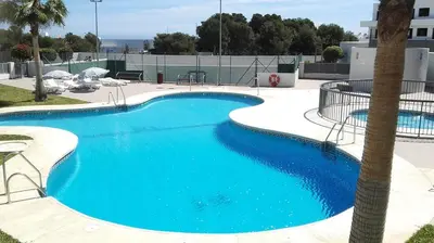 Piscina en o cerca de Apartamento a 200 m del mar con piscina y padel