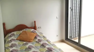 Cama o camas de una habitación en Apartamento a 200 m del mar con piscina y padel