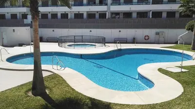 Piscina en o cerca de Apartamento a 200 m del mar con piscina y padel