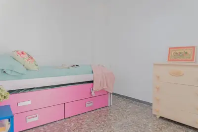 Cama o camas de una habitación en Relájate frente al mar.