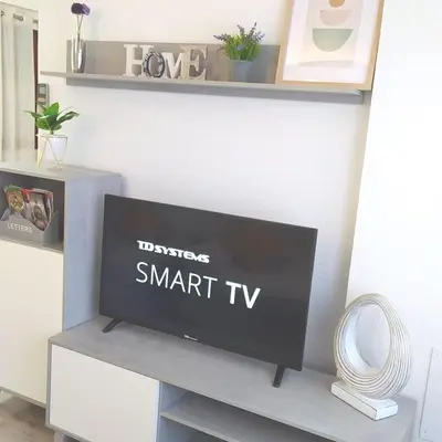 Una televisión o centro de entretenimiento en Almariyya