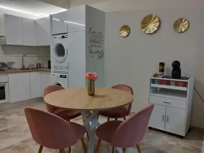 Una cocina o zona de cocina en APARTAMENTO LUNA - 2 apartamentos céntricos juntos cerca de la playa, ideales para grupos grandes