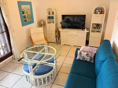 Una televisión o centro de entretenimiento en Mediterranea 20 Vera Playa Jardines tus momentos frente al mar