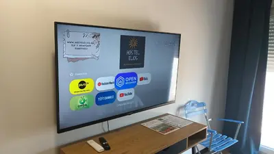 Una televisión o centro de entretenimiento en Hostel Elios