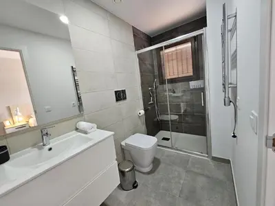 Un baño de Apartamento encantador con piscina compartida a 500m de la playa - ES-376-16