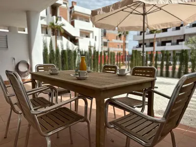 Un patio o zona al aire libre en Apartamento moderno cerca de la playa, aire acondicionado, 2 dormitorios, jardín común - ES-376-18