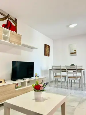Una televisión o centro de entretenimiento en Expoholidays - Coqueto apartamento Puerto Deportivo