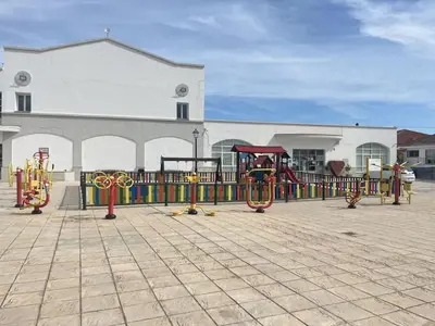 Zona de juegos infantil en Vizdom Cave Freila