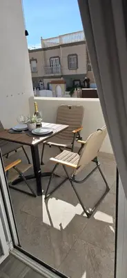 Un balcón o terraza de Apartamentos playa Romanilla