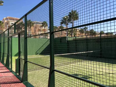 Instalaciones para jugar a tenis o squash en Sunny&quite apartment in the beach o alrededores