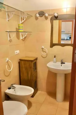 Un baño de Sunny&quite apartment in the beach