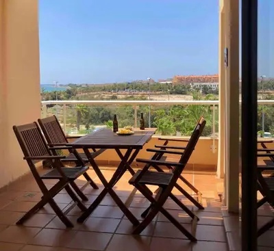 Un balcón o terraza de Sunny&quite apartment in the beach