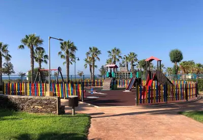 Zona de juegos infantil en Sunny&quite apartment in the beach