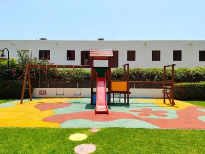 Zona de juegos infantil en Oliveros Playa Suites, terraza exclusiva con vistas al mar
