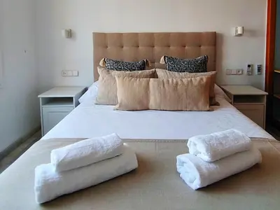 Cama o camas de una habitación en Oliveros Playa Suites, terraza exclusiva con vistas al mar