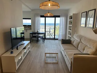 Una televisión o centro de entretenimiento en Marina Playa Apartamento