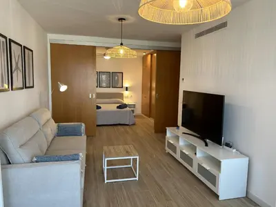 Una televisión o centro de entretenimiento en Marina Playa Apartamento