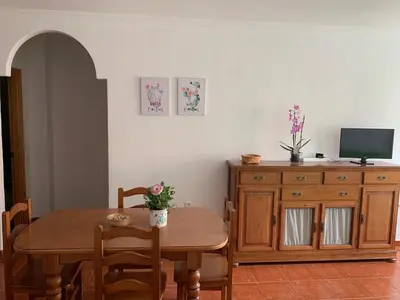 Una televisión o centro de entretenimiento en Apartamentos La Almadraba 1-5