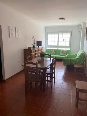 Una televisión o centro de entretenimiento en Apartamentos La Almadraba 1-5
