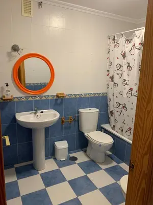 Un baño de Apartamentos La Almadraba 1-5