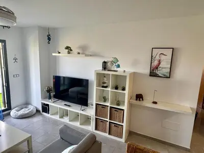 Una televisión o centro de entretenimiento en Atico a 10 minutos andando a la playa