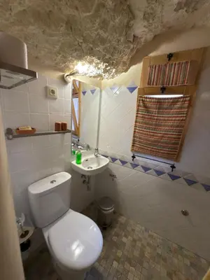 Un baño de Bellísima cueva acogedora 