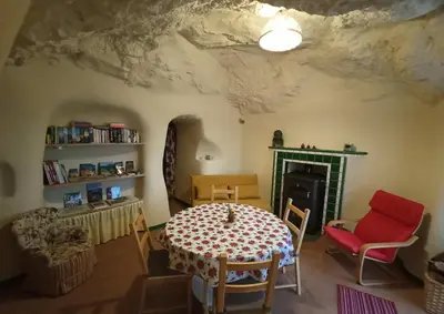 Zona de estar de Bellísima cueva acogedora 