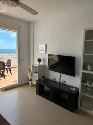 Una televisión o centro de entretenimiento en Precioso apartamento con vistas al mar