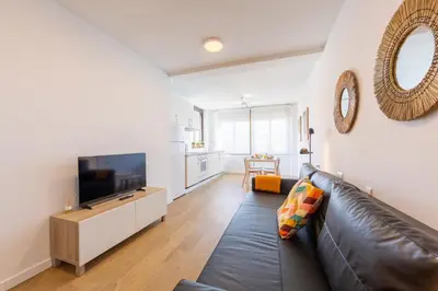 Una televisión o centro de entretenimiento en TrendyHomes Almerimar Beach, aire acondicionado, piscina, internet
