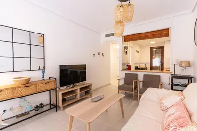 Una televisión o centro de entretenimiento en Relax, Terrace & Pool - 5 Min Walk to the Beach